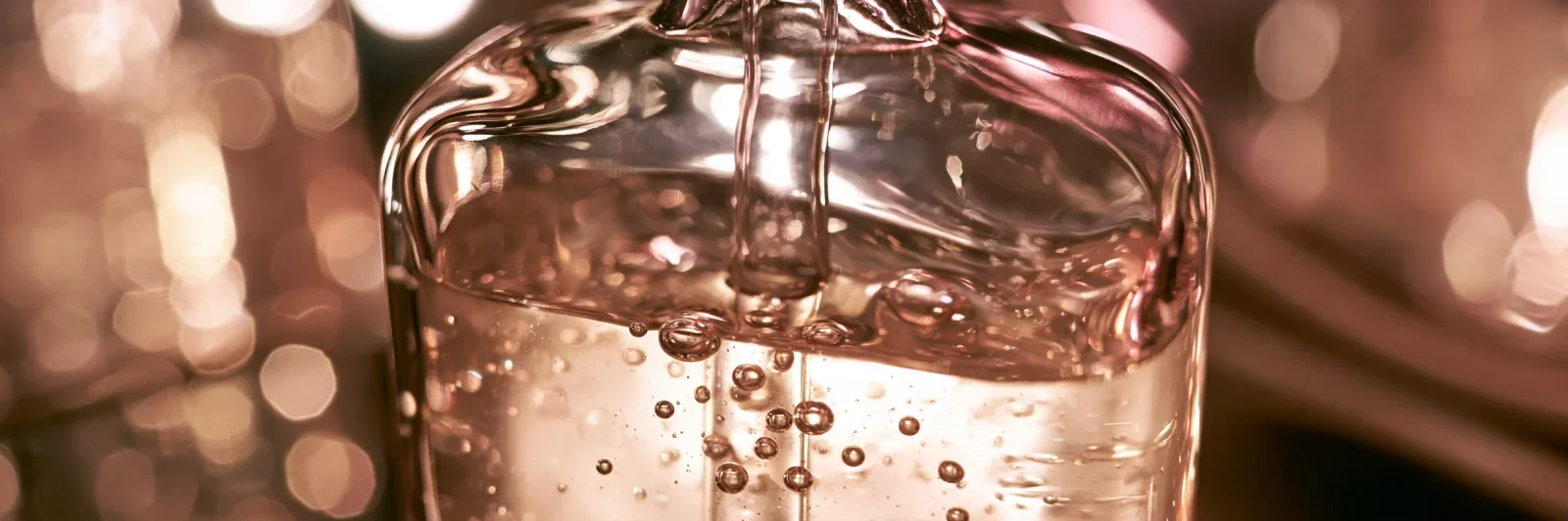 Beneficiile acidului hialuronic: Cum adaugi ingredientul minune în rutina ta de skincare?
